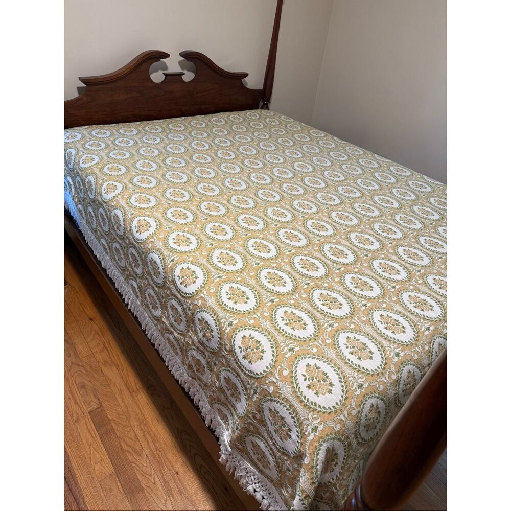 Vintage Handmade Bedspread Coverlet Floral 1960s Queen Size 90x90” Fringe